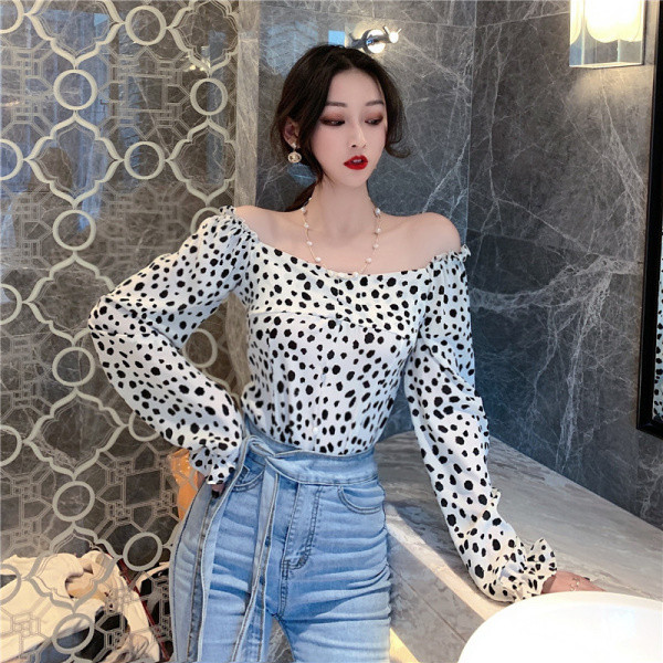 Moodne naiste sifonkist pluus, millel on langenud varrukad ja täpiline muster