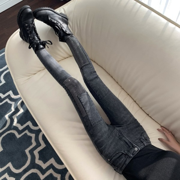 Testhezálló női farmer magas derékkal és kövekkel