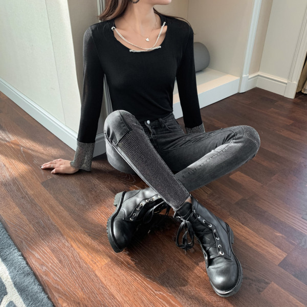 Testhezálló női farmer magas derékkal és kövekkel