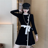 Tavaszi női ruha hosszú ujjal, szalaggal és gombokkal