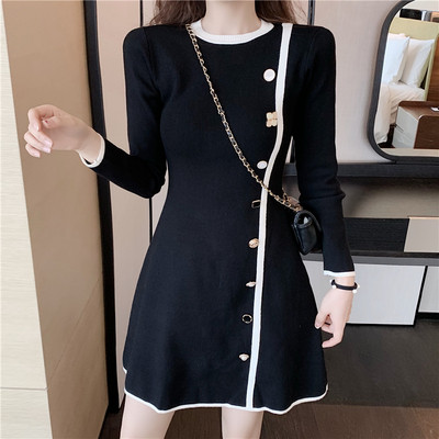 Tavaszi női ruha hosszú ujjal, szalaggal és gombokkal