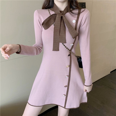 Tavaszi női ruha hosszú ujjal, szalaggal és gombokkal