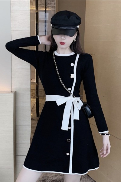 Tavaszi női ruha hosszú ujjal, szalaggal és gombokkal