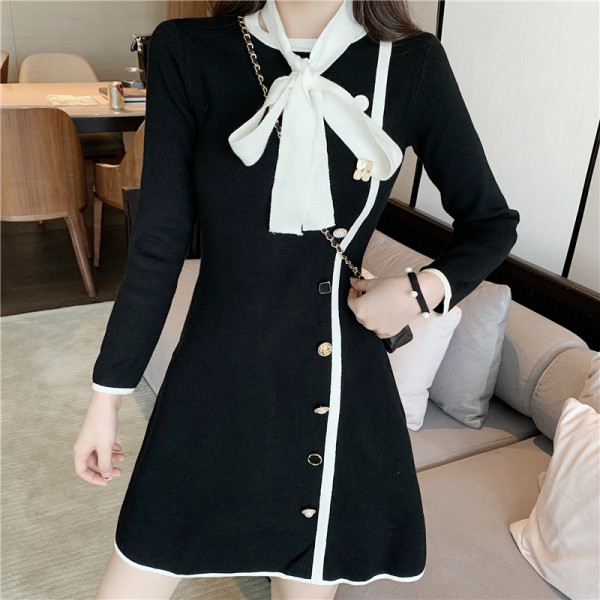 Tavaszi női ruha hosszú ujjal, szalaggal és gombokkal