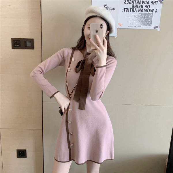 Tavaszi női ruha hosszú ujjal, szalaggal és gombokkal