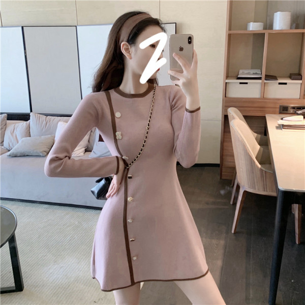 Tavaszi női ruha hosszú ujjal, szalaggal és gombokkal