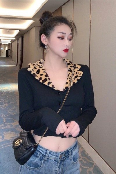 Lühike naiste kardigan pikkade varrukate ja kaelusega leopardimustriga