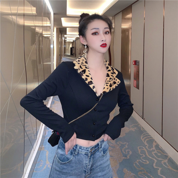 Lühike naiste kardigan pikkade varrukate ja kaelusega leopardimustriga