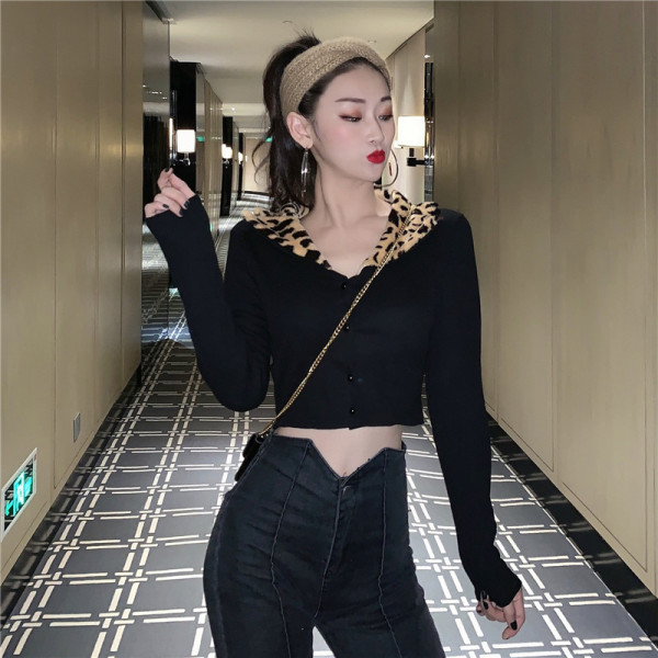 Lühike naiste kardigan pikkade varrukate ja kaelusega leopardimustriga