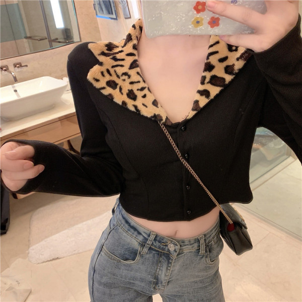 Lühike naiste kardigan pikkade varrukate ja kaelusega leopardimustriga
