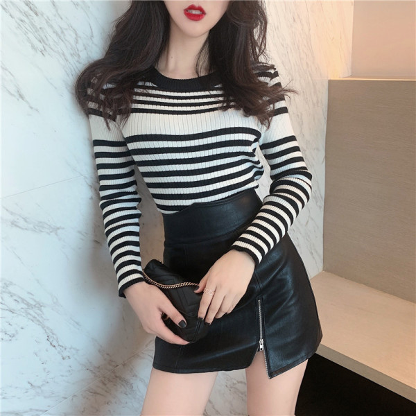 Liibuv naiste triibuline velvetist jerseist ovaalse kaelusega pluus