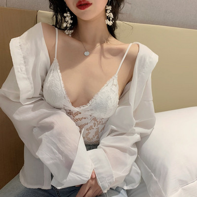 Naiste pitsist topp sügava dekoltee ja õhukeste rihmadega