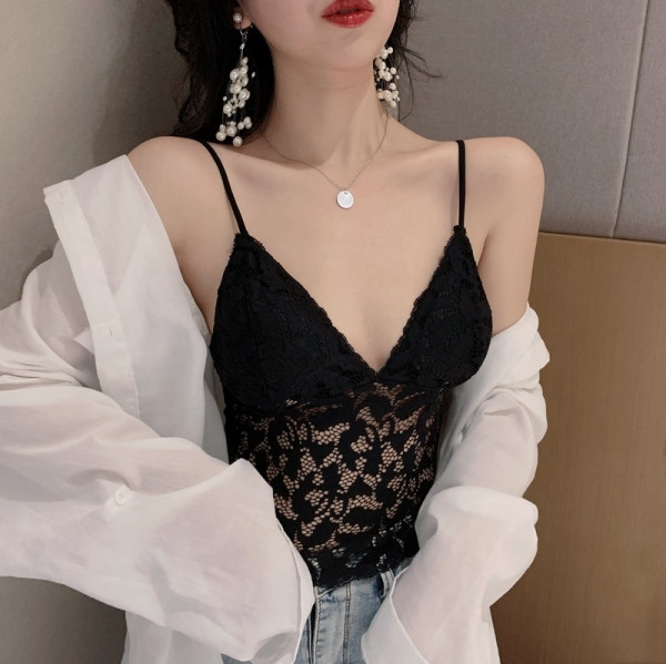 Naiste pitsist topp sügava dekoltee ja õhukeste rihmadega