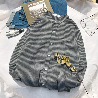 Csíkos férfi ing ovális gallérral, gombokkal és zsebbel