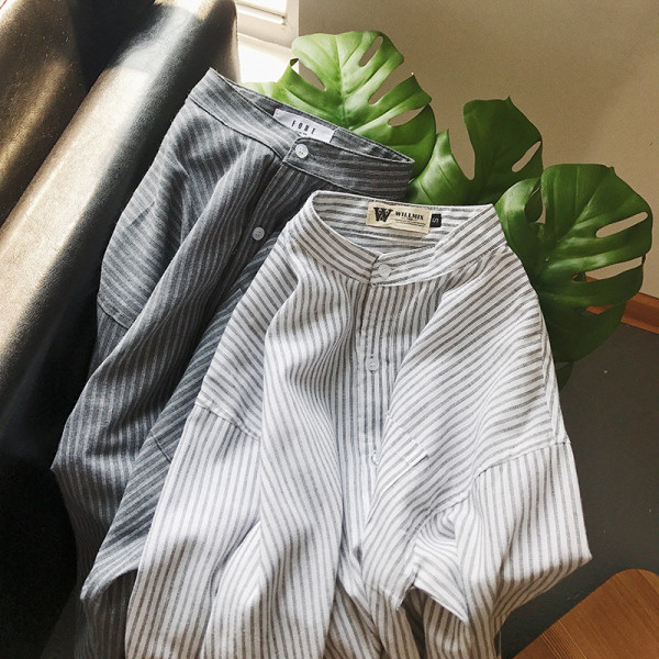 Csíkos férfi ing ovális gallérral, gombokkal és zsebbel