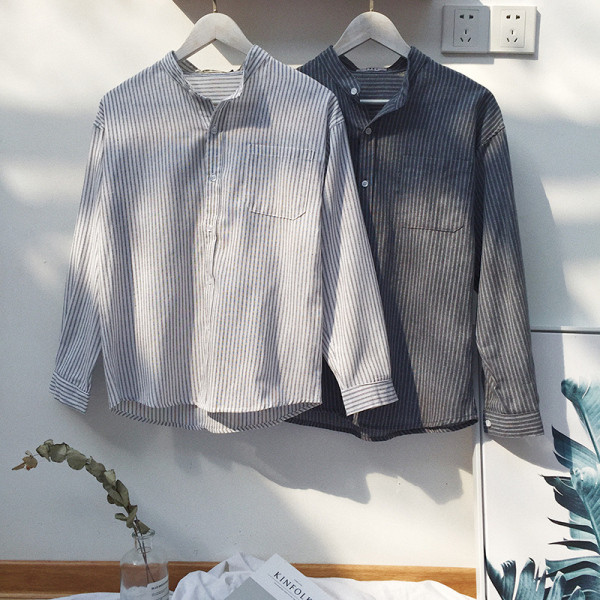 Csíkos férfi ing ovális gallérral, gombokkal és zsebbel