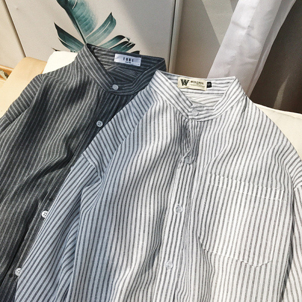 Csíkos férfi ing ovális gallérral, gombokkal és zsebbel