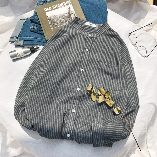 Csíkos férfi ing ovális gallérral, gombokkal és zsebbel