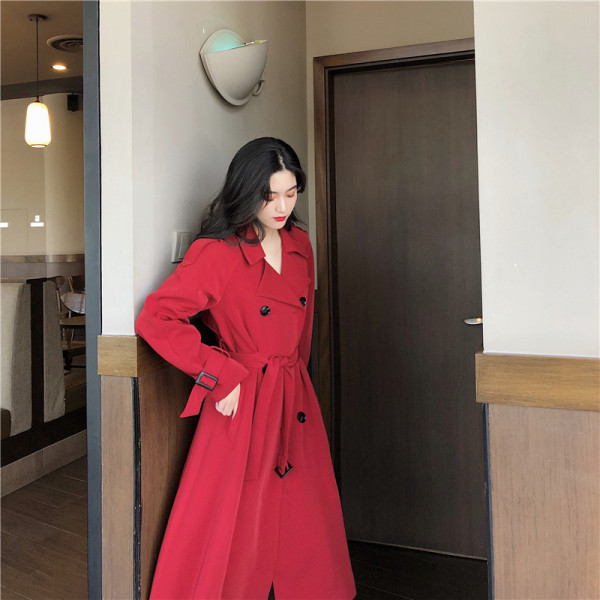 Pikk naiste nööpide ja vööga kevadmantel