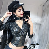 V-kaelusega ja lukuga läikiv naiste pluus