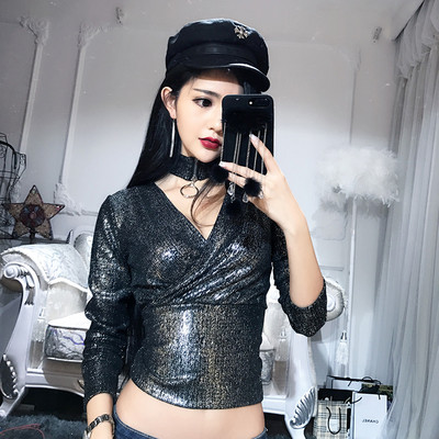 V-kaelusega ja lukuga läikiv naiste pluus