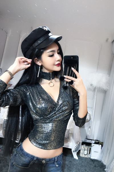 V-kaelusega ja lukuga läikiv naiste pluus