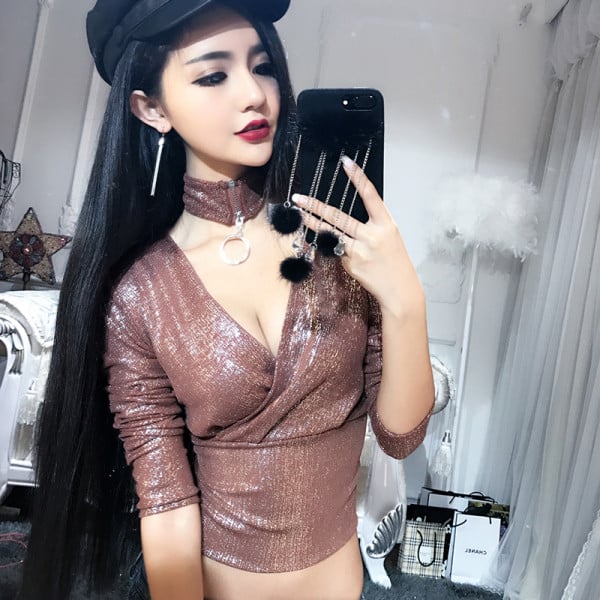 V-kaelusega ja lukuga läikiv naiste pluus