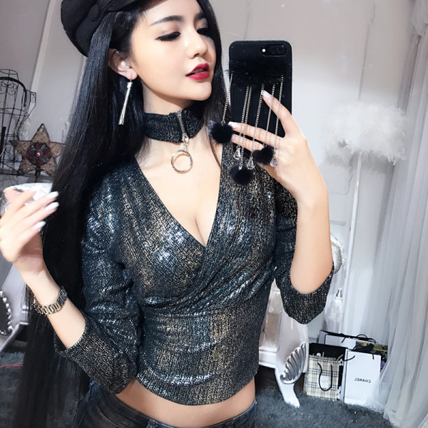 V-kaelusega ja lukuga läikiv naiste pluus