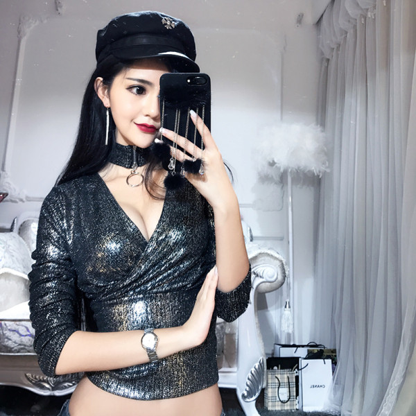 V-kaelusega ja lukuga läikiv naiste pluus