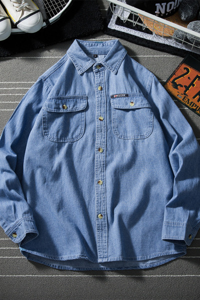 Klassikalise kraega, pikkade varrukate, nööpide ja taskutega meeste teksasärk