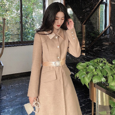 Вълнено дамско палто с класическа яка и колан