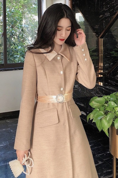 Вълнено дамско палто с класическа яка и колан 