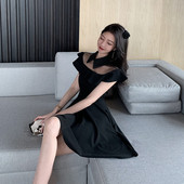 Naiste must kleit klassikalise krae ja lühikeste varrukatega