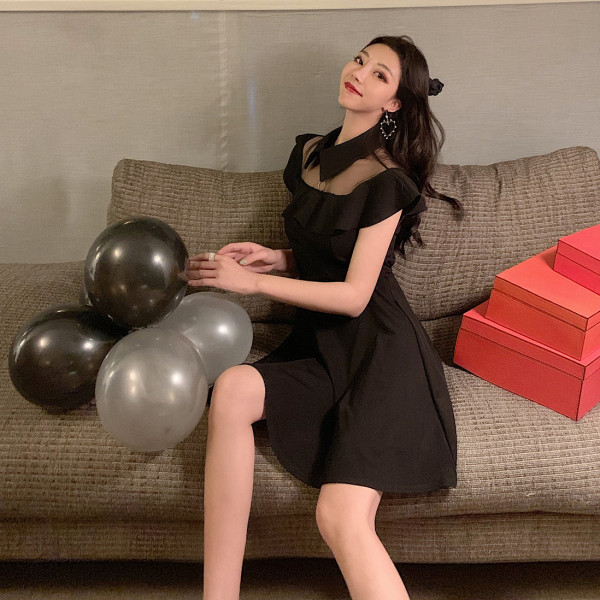 Naiste must kleit klassikalise krae ja lühikeste varrukatega