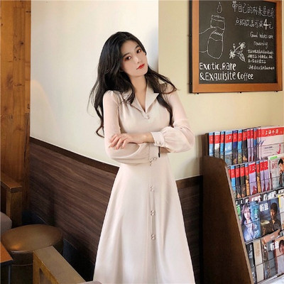 Hosszú női ruha gombokkal és V-nyakkal