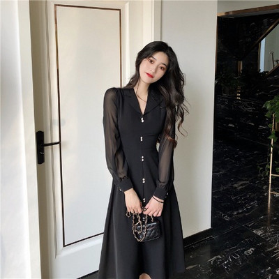 Hosszú női ruha gombokkal és V-nyakkal