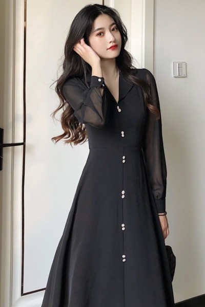 Hosszú női ruha gombokkal és V-nyakkal