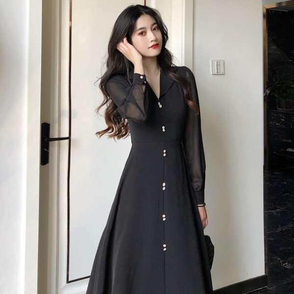 Hosszú női ruha gombokkal és V-nyakkal