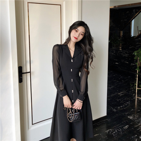 Hosszú női ruha gombokkal és V-nyakkal