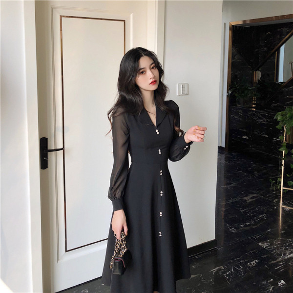 Hosszú női ruha gombokkal és V-nyakkal