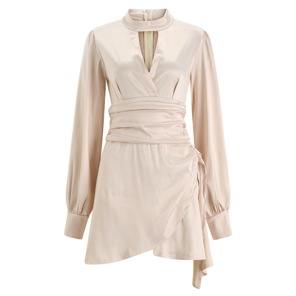 Κομψό γυναικείο φόρεμα με χαμηλό κολάρο και μακρύ μανίκι