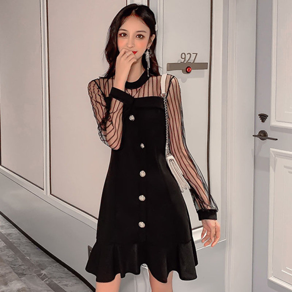 Moodne naiste kleit nööpide ja pikkade varrukatega