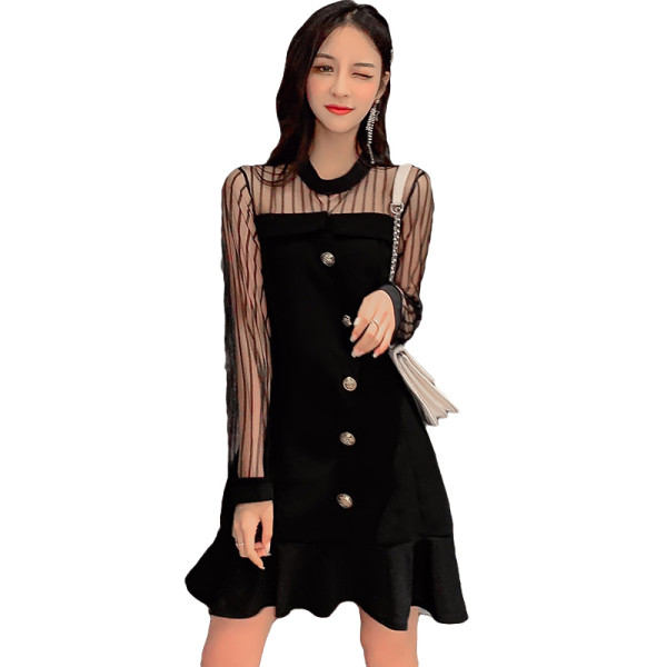 Moodne naiste kleit nööpide ja pikkade varrukatega