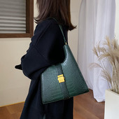 Стилна дамска чанта за рамо от еко кожа с метално закопчаване