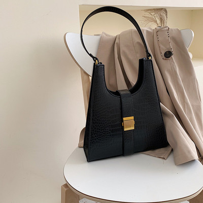 Стилна дамска чанта за рамо от еко кожа с метално закопчаване