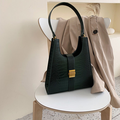 Стилна дамска чанта за рамо от еко кожа с метално закопчаване