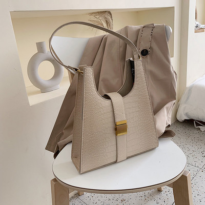 Стилна дамска чанта за рамо от еко кожа с метално закопчаване