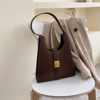 Стилна дамска чанта за рамо от еко кожа с метално закопчаване