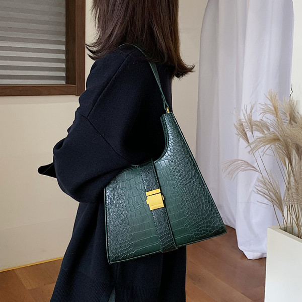 Стилна дамска чанта за рамо от еко кожа с метално закопчаване