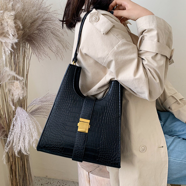 Стилна дамска чанта за рамо от еко кожа с метално закопчаване